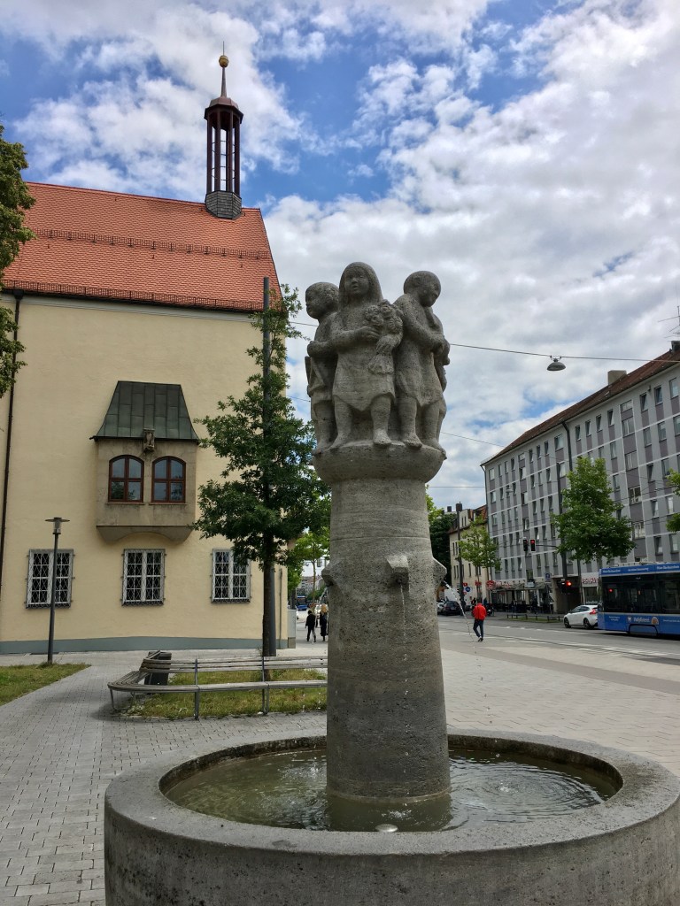 A statue and fountain in Pasing.