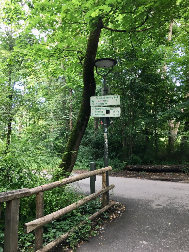 A direction sign in the Pasinger Stadtpark.